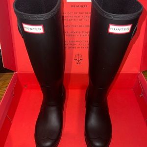 Hardly used, they’re in great condition. Matte black, size 6